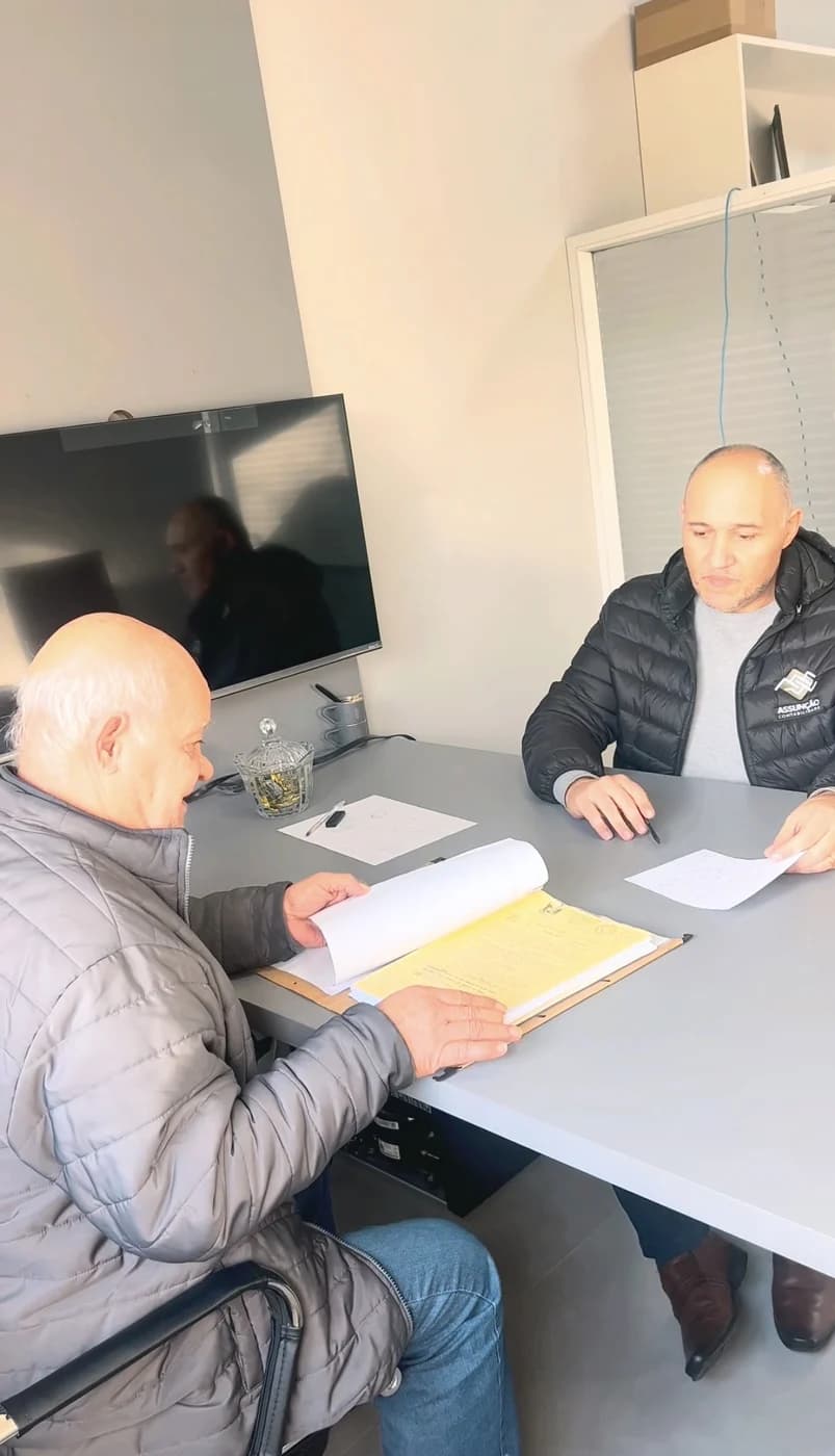Reunião de análise documental entre profissionais da Assunção