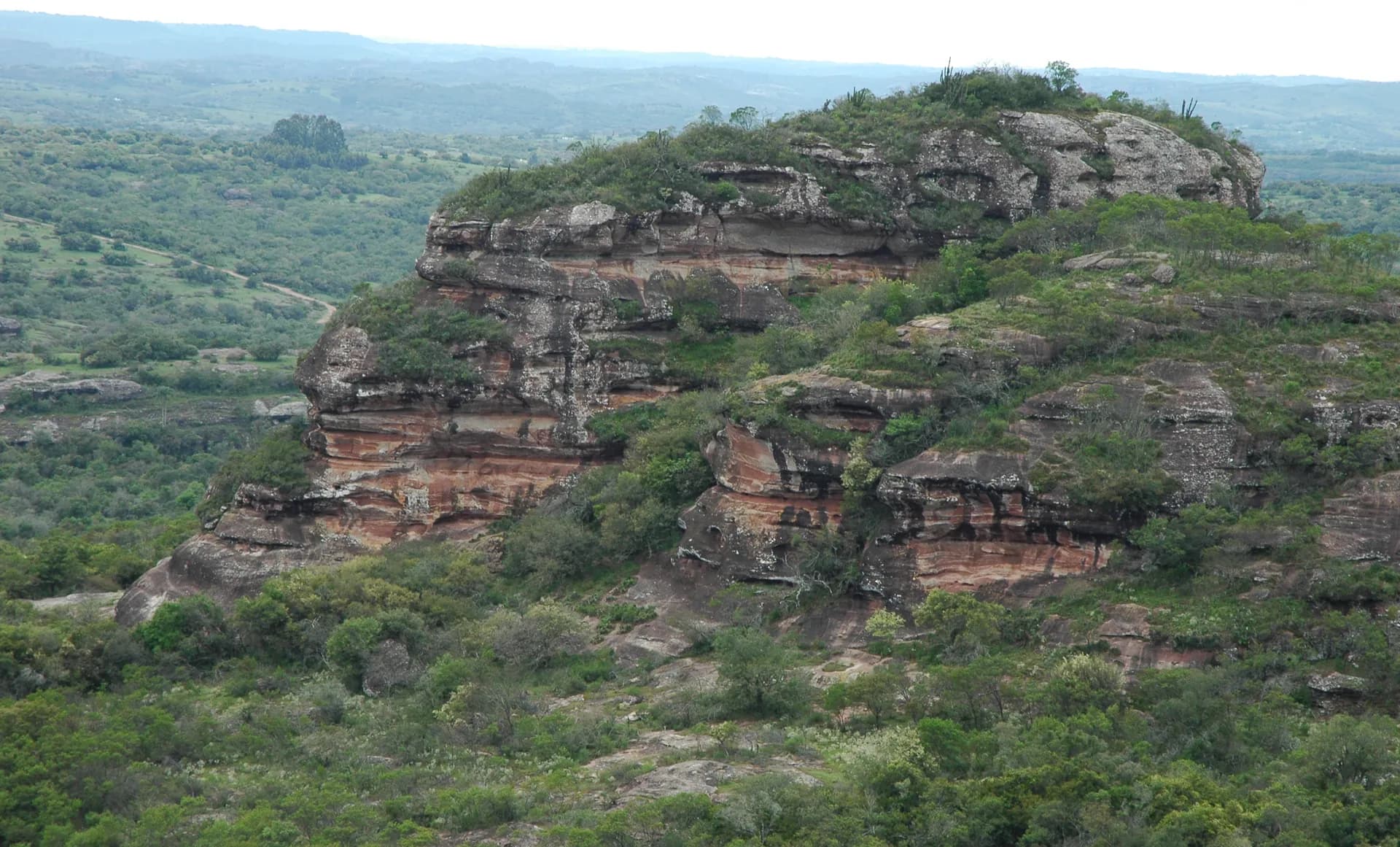 Formações rochosas e vegetação das Guaritas, em Caçapava do Sul, Rio Grande do Sul